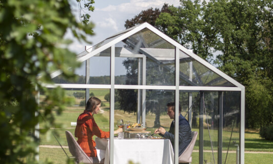 Zwei Personen beim Panoramadinner im Schloss Fleesensee.