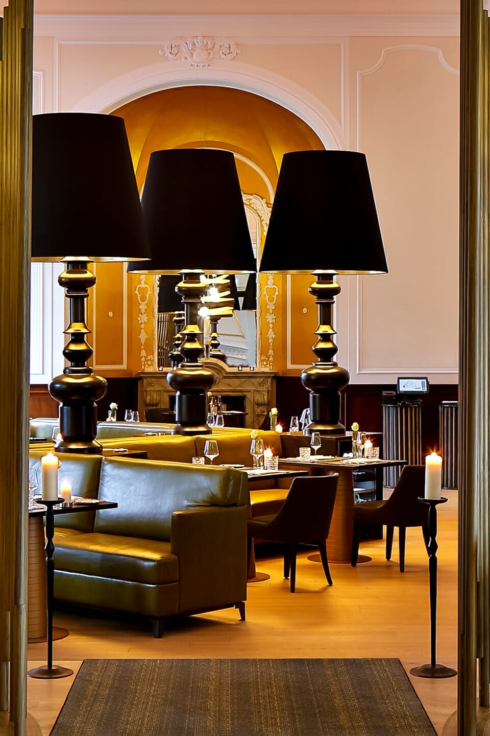 Große Lampenschirme im Restaurant Blüchers.