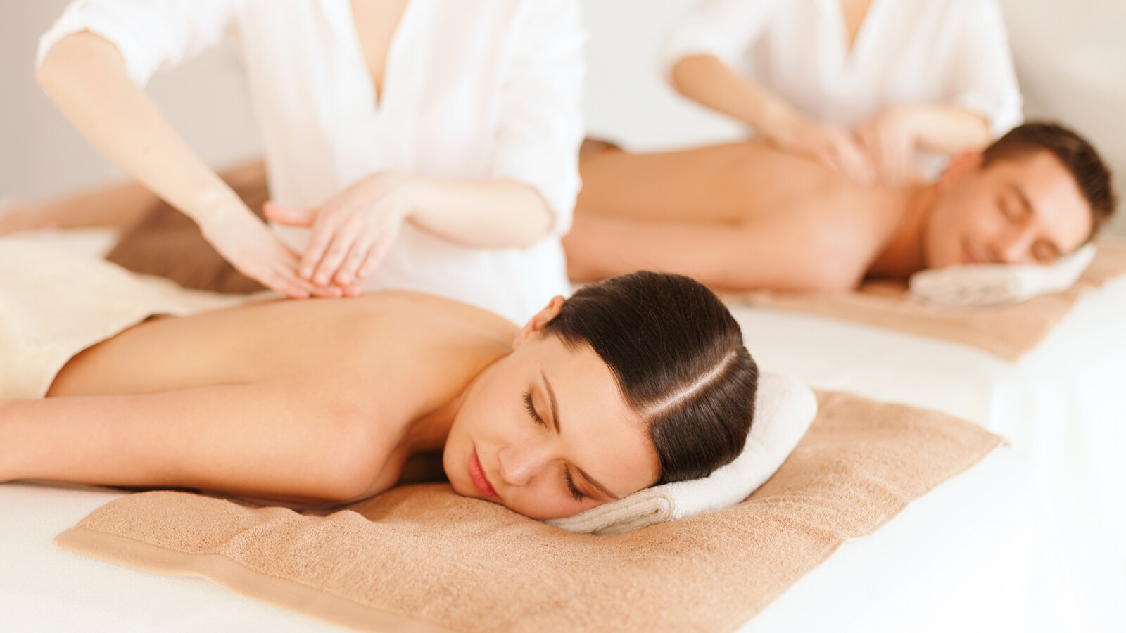 Paar bei der Partnermassage im Wellnessurlaub mit Massage