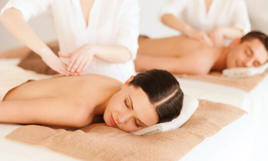Paar bei der Partnermassage im Wellnessurlaub mit Massage