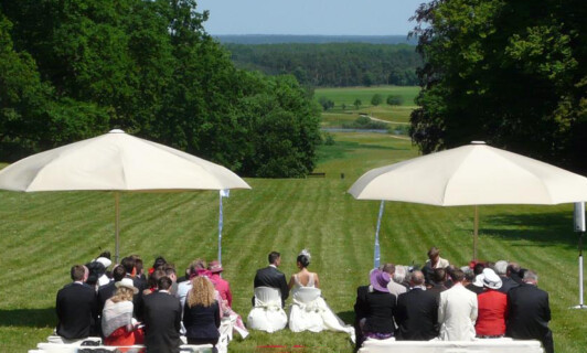 Eine Hochzeit im Schlossgarten im Sommer.