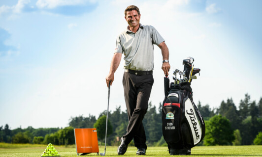Sven Strüver auf einem Golfkurs mit seiner Golftasche.