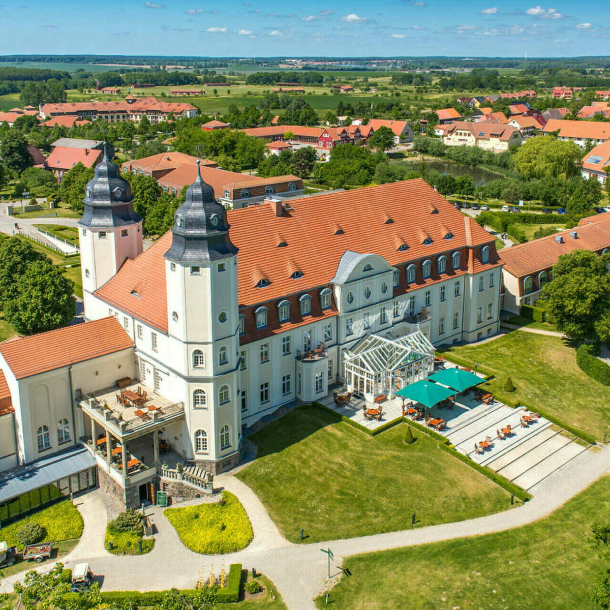 Das Schloss Fleesensee von oben im Sommer.