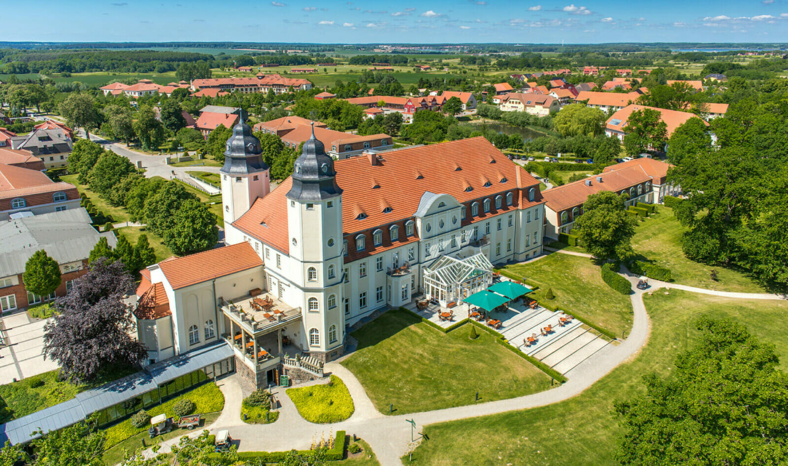 Das Schloss Fleesensee von oben im Sommer.