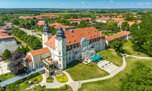 Das Schloss Fleesensee von oben im Sommer.