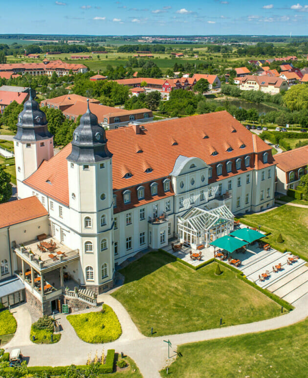 Das Schloss Fleesensee von oben im Sommer.