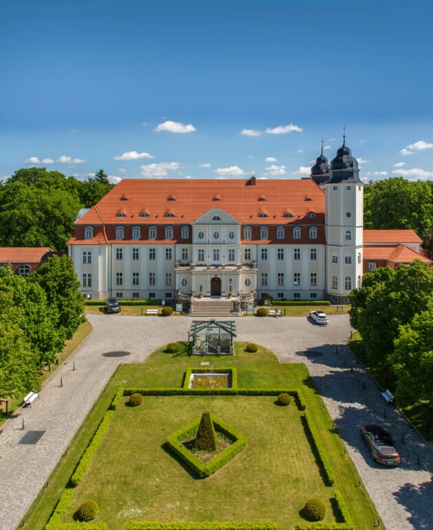 Die Auffahrt des Schloss Fleesensee im Sommer.