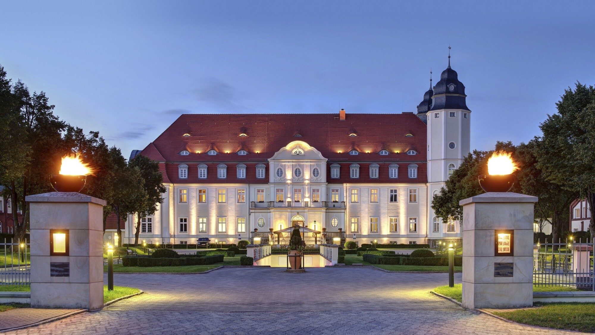 Das Tor von Schloss Fleesensee am Abend im Sommer.