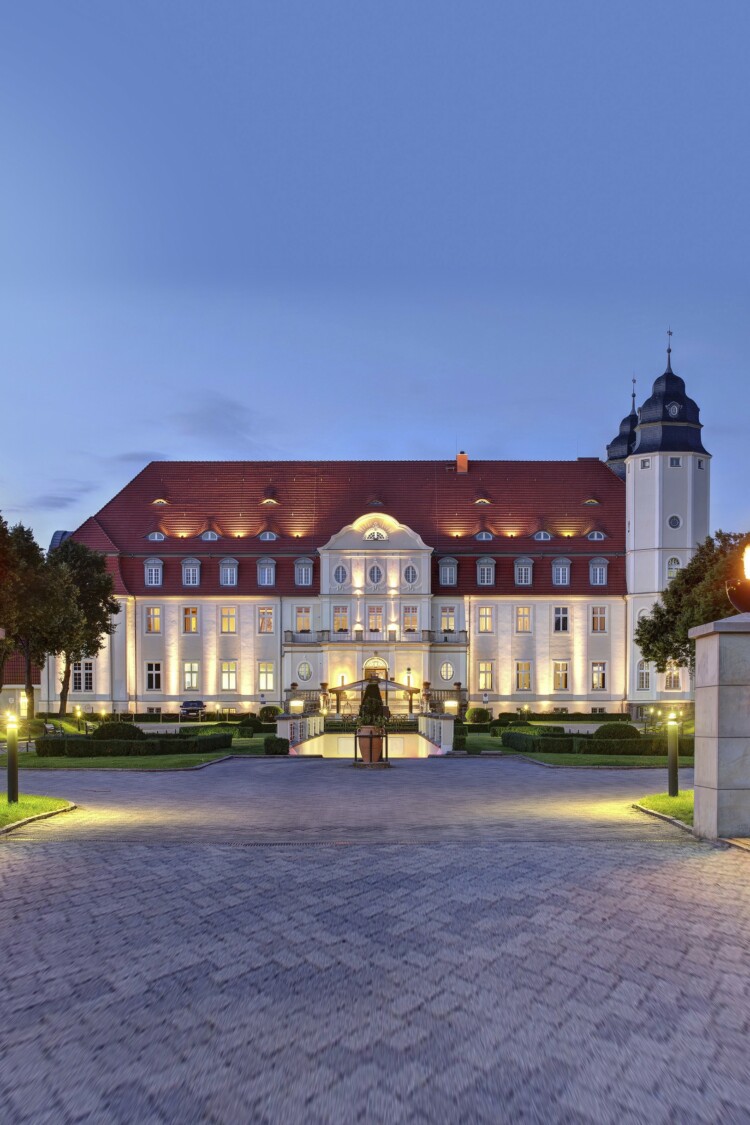 Das Tor des Schlosshotels Fleesensee.