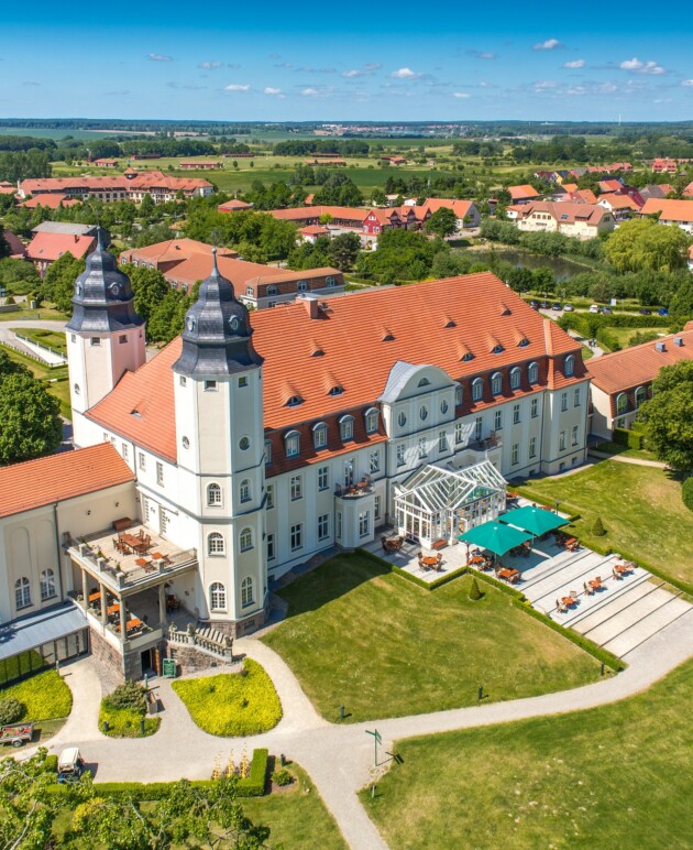 Die Rückseite des Schloss Fleesensee im Sommer von oben.