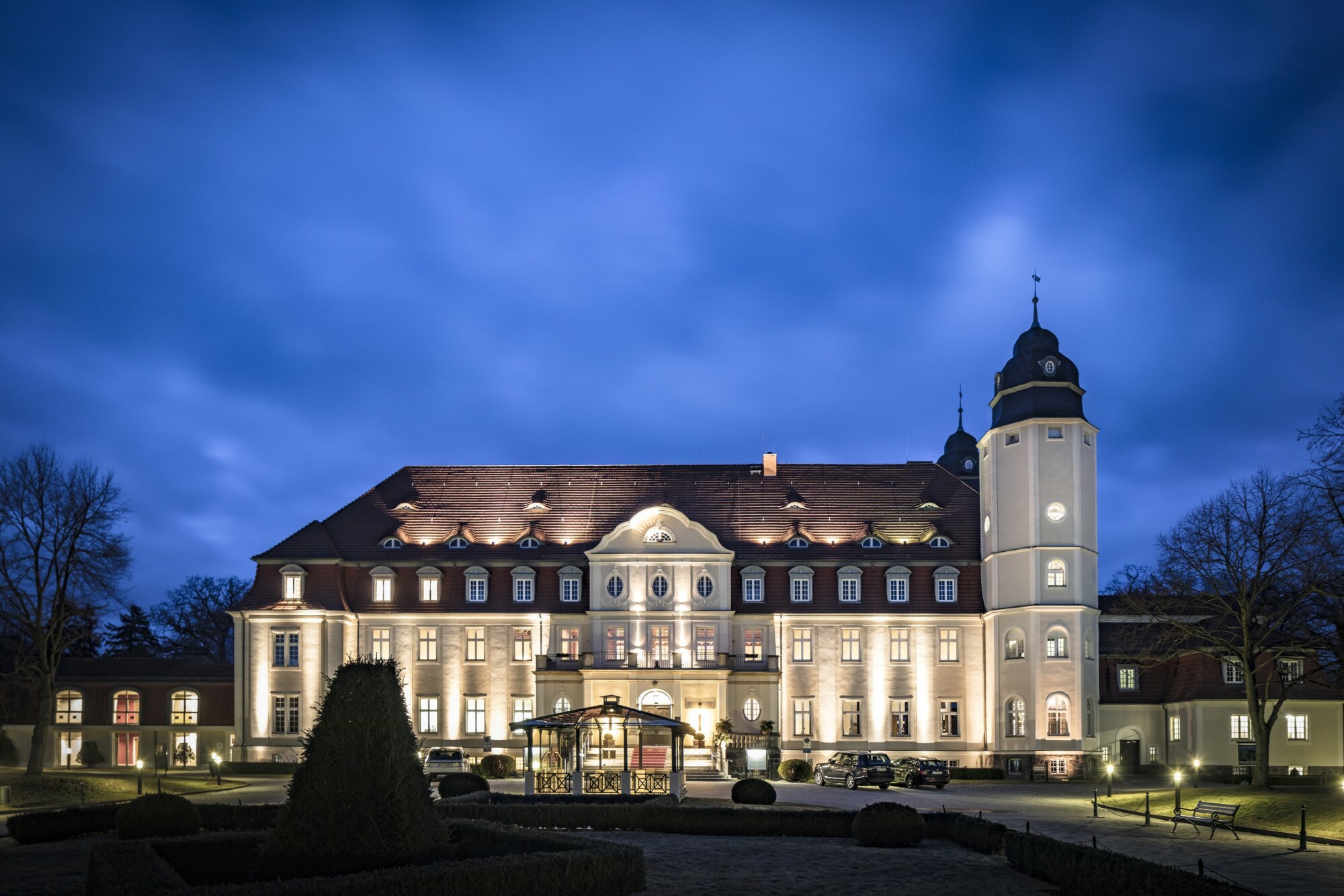 Die Auffahrt des Schloss Fleesensee im Winter.