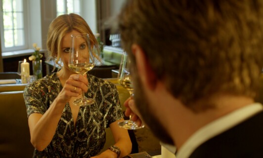 Ein Paar stößt mit Wein an im Restaurant Blüchers.