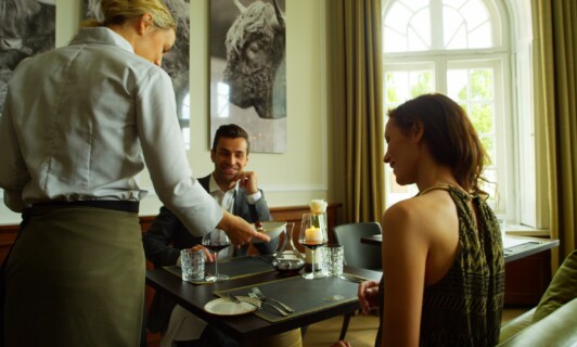 Ein Paar im Restaurant Blüchers erhält sein Essen.