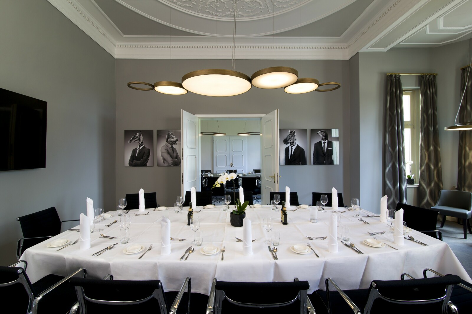 Der Boardroom 1 mit Tischgedeck für Meetings im Schloss Fleesensee.