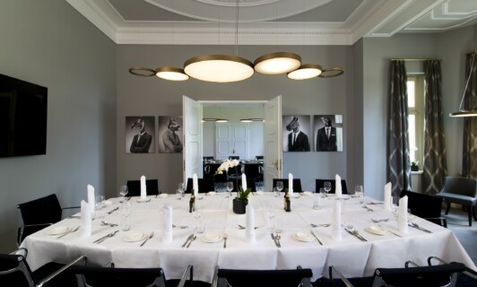 Der Boardroom 1 mit Tischgedeck für Meetings im Schloss Fleesensee.