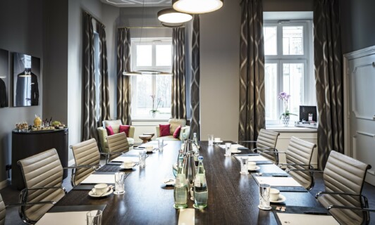Der Boardroom 1 für Meetings und Tagungen im Schloss Fleesensee.