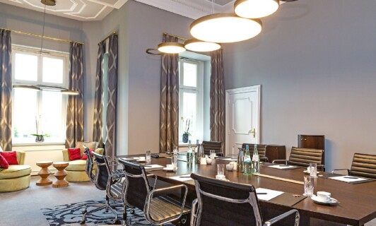 Der Boardroom 1 für Meetings und Tagungen im Schloss Fleesensee.
