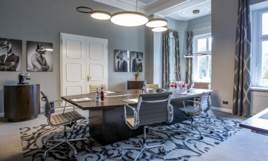 Der Boardroom 1 für kleine Meetings und Tagungen im Schloss Fleesensee.