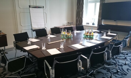 Der Boardroom 2 für Tagungen und Meetings im Schloss Fleesensee.