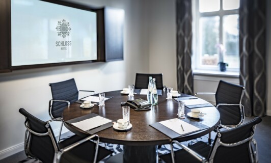 Der Boardroom 3 für Tagungen und Meetings im Schloss Fleesensee.