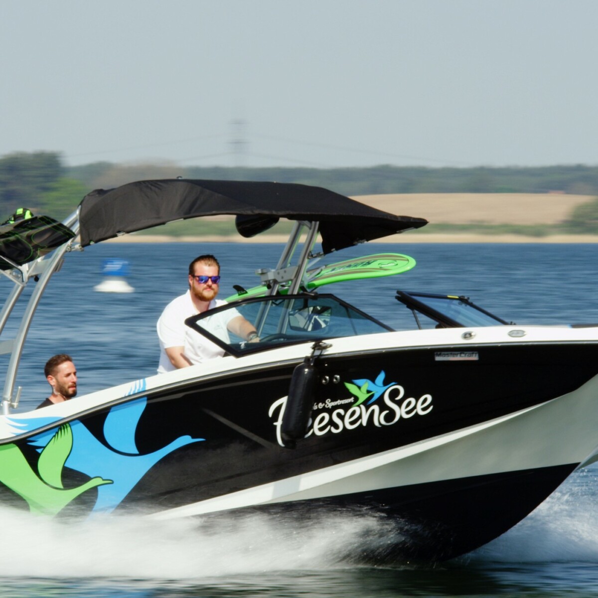Zwei Männer auf einem Motorboot auf dem Fleesensee.