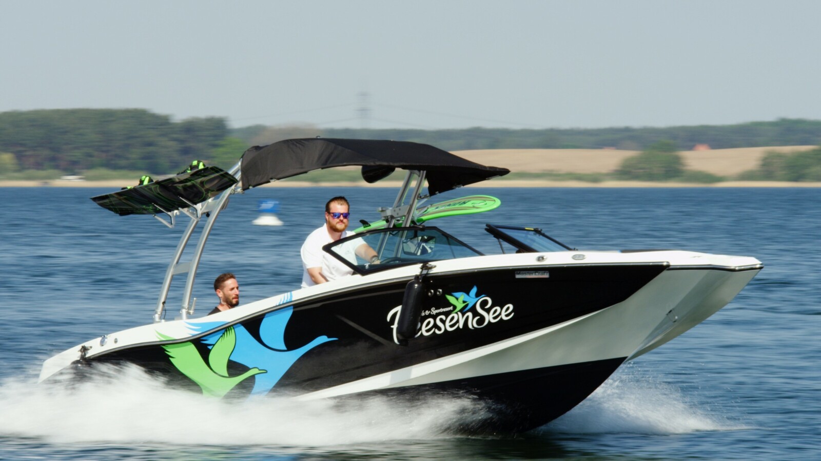 Zwei Männer auf einem Motorboot auf dem Fleesensee.