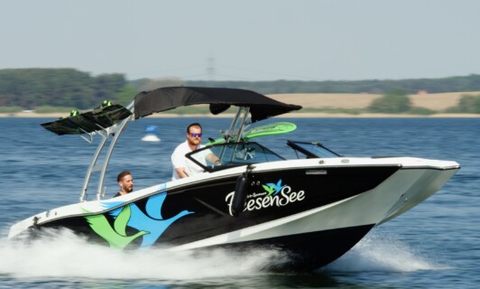 Zwei Männer auf einem Motorboot auf dem Fleesensee.