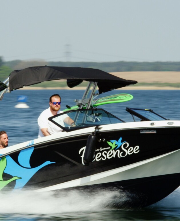 Zwei Männer auf einem Motorboot auf dem Fleesensee.