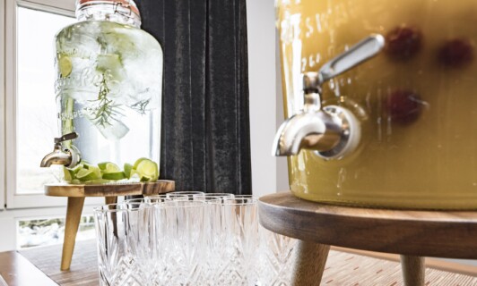 Wasser mit Limetten, Rosmarin und Gurke im Foyer.