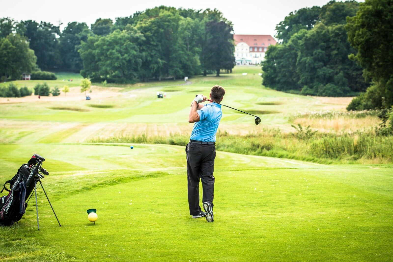 Ein Abschlag auf dem Schloss Golf Platz mit Blick auf das Schloss.