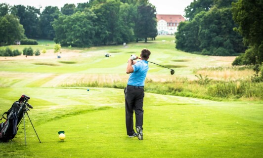 Ein Abschlag auf dem Schloss Golf Platz mit Blick auf das Schloss.