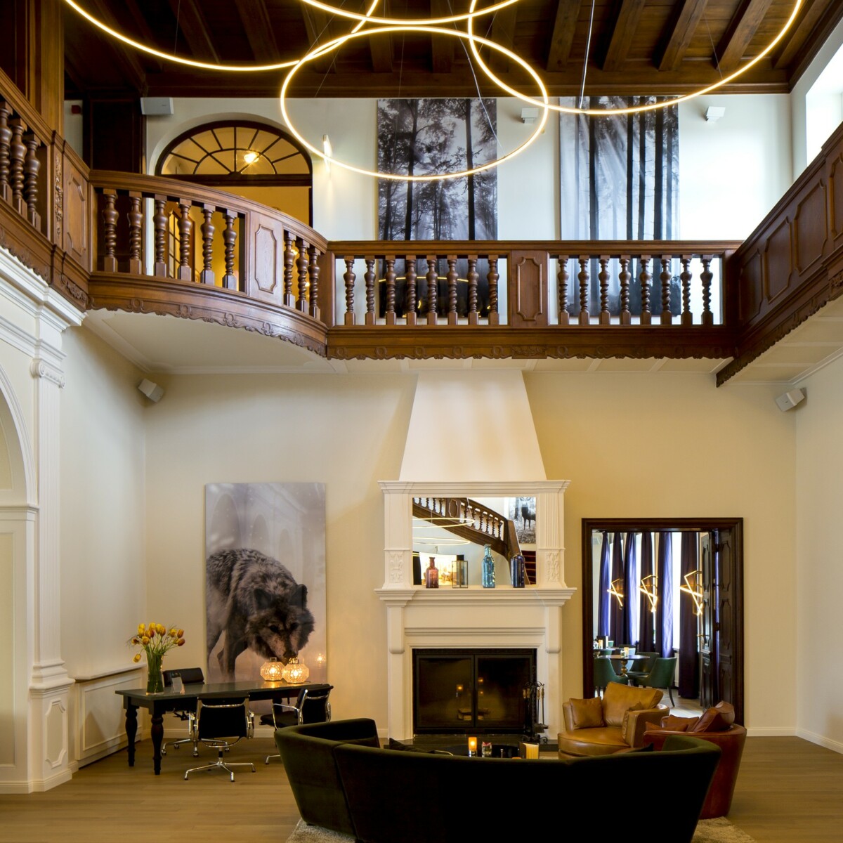 Die Lichtinstallationen in der Lobby des Schlosshotels über dem Kamin.