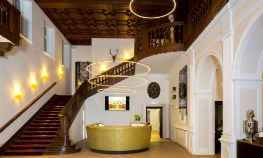 Die Rezeption des Schlosshotels.