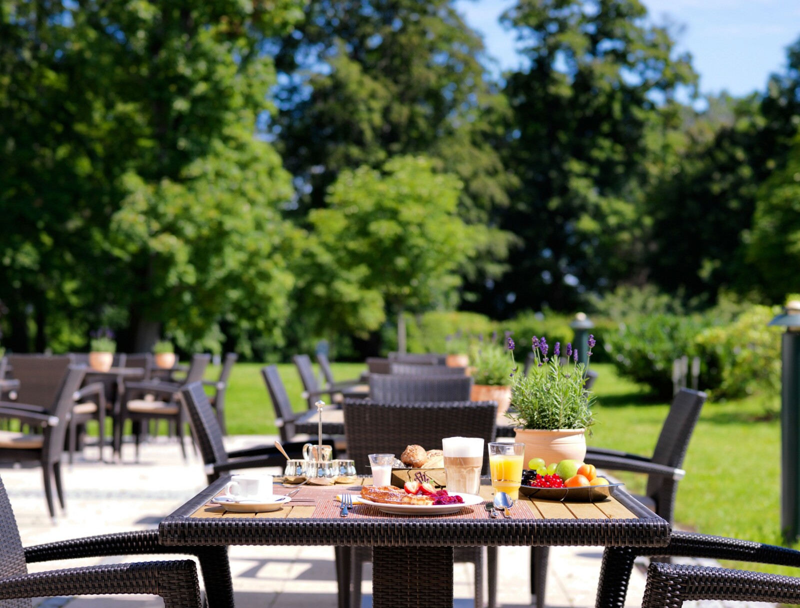 Frühstück auf der Terrasse im Schloss Fleesensee.