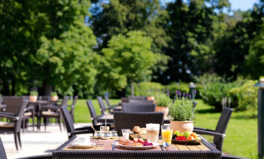 Frühstück auf der Terrasse im Schloss Fleesensee.