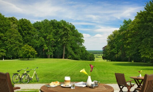 Blick von der Terrasse des Schloss Fleesensee im Sommer.