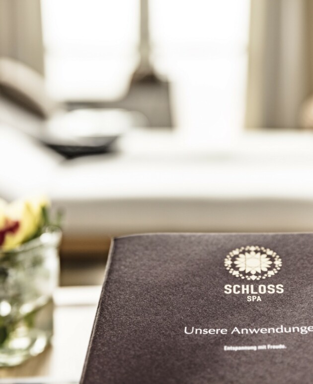 Broschüre mit den Spa-Anwendungen, Ayuveda und Signature-Massagen des Schloss Spa.