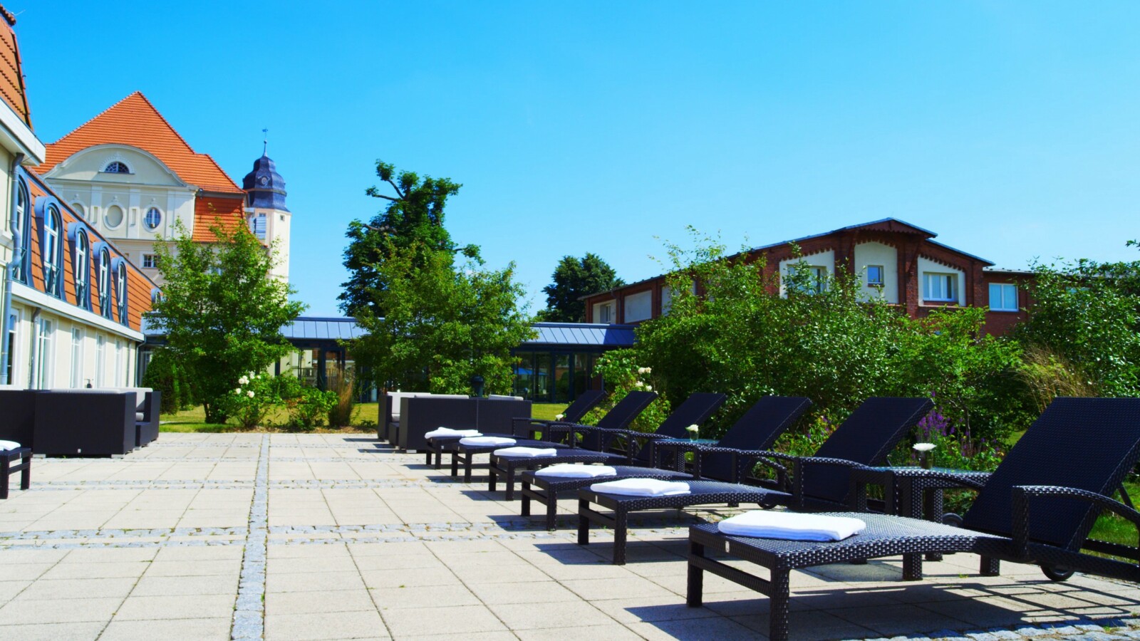 Die Außenliegestühle im Spa des SCHLOSS Hotels Fleesensees.