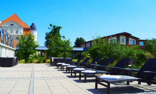 Die Außenliegestühle im Spa des SCHLOSS Hotels Fleesensees.