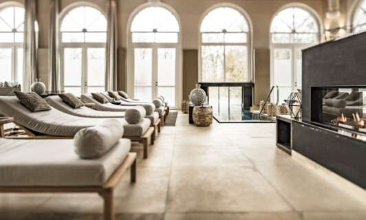 Das hell eingerichtete Spa im SCHLOSS Hotel mit Kamin.