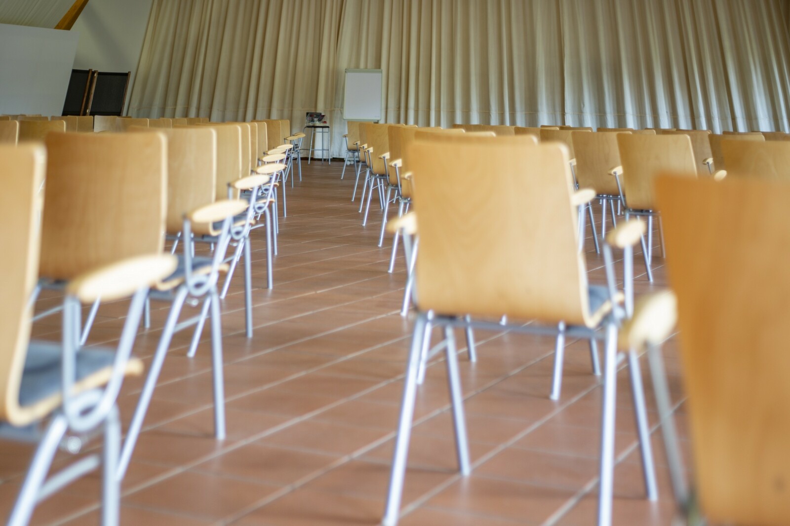 Stühle im Tenne-Saal mit Abständen zu Covid-Zeiten.