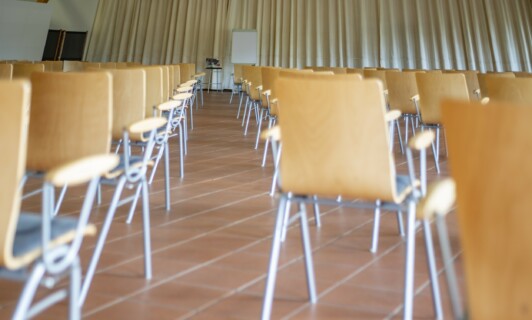 Stühle im Tenne-Saal mit Abständen zu Covid-Zeiten.