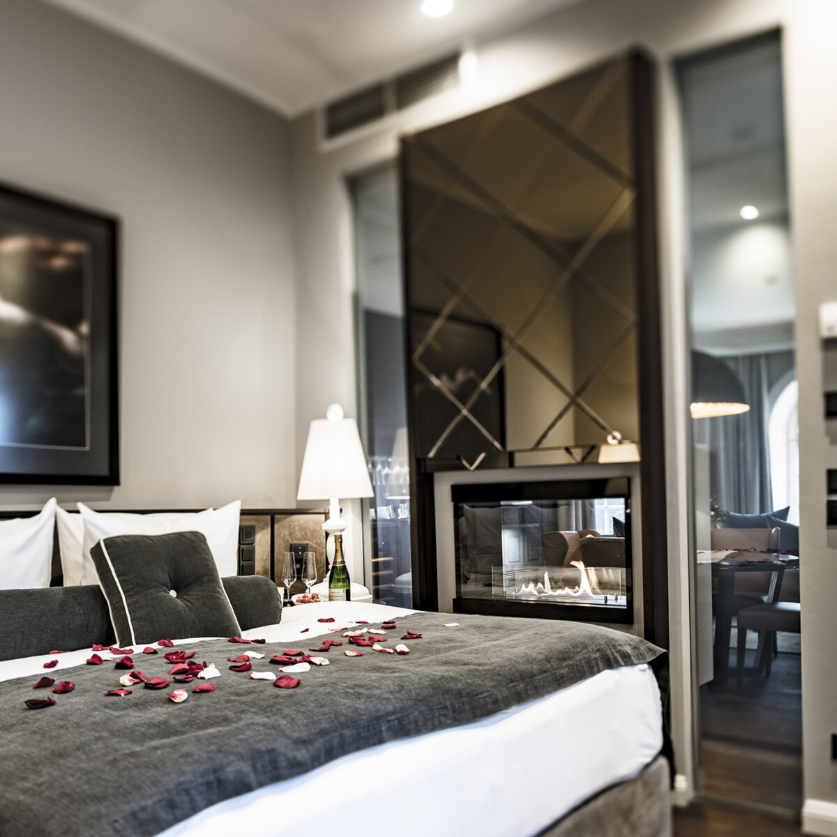 Das Schlafzimmer in der Turmsuite mit Terrasse.