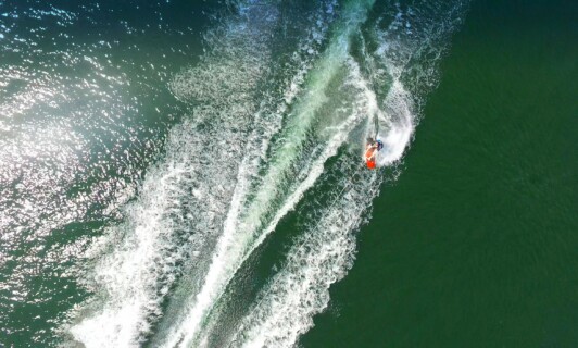 Wakeboardfahrer auf dem Wasser von oben.