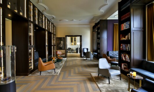 Die Wine and Book Lounge Area im Schlosshotel Fleesensee.