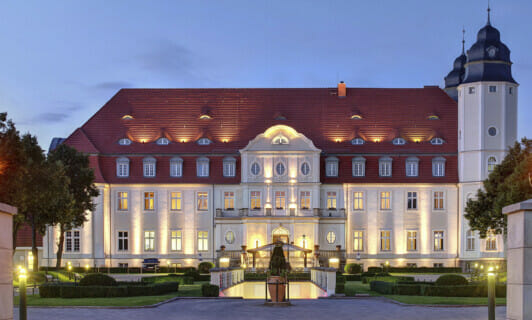 Das Schloss Blücher, jetzt Schlosshotel Fleesensee am Abend.