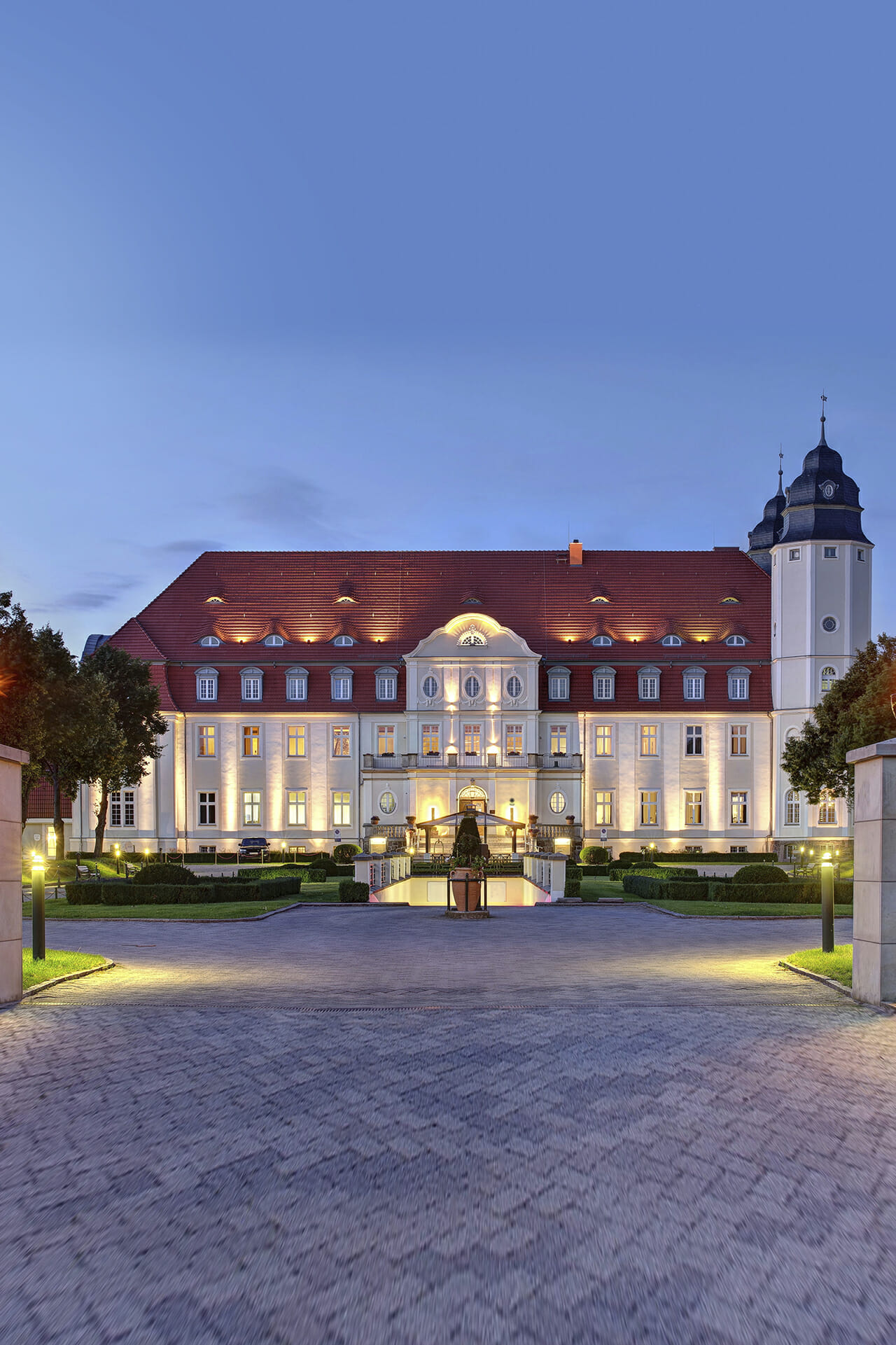 Das Schloss Blücher, jetzt Schlosshotel Fleesensee am Abend.