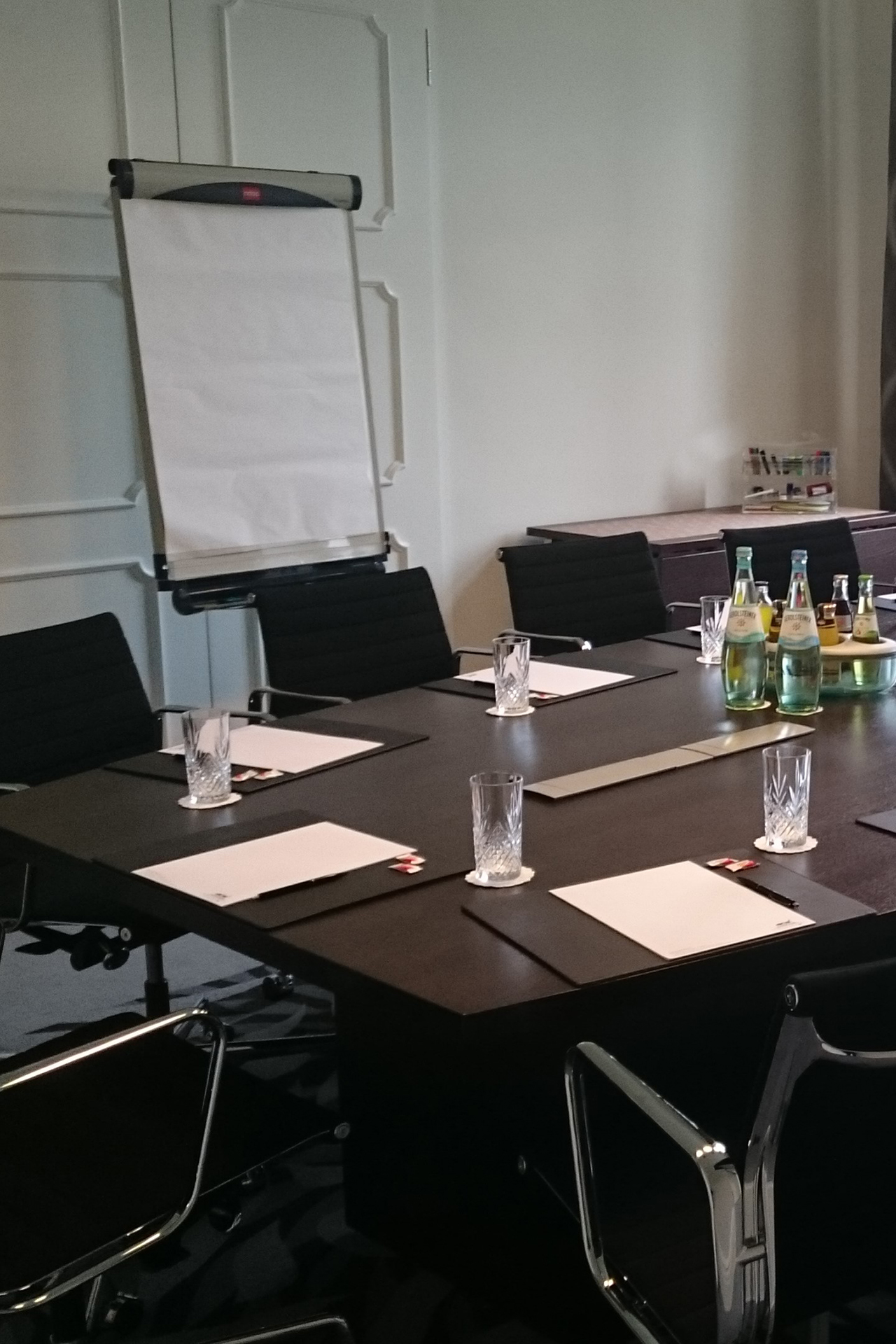 Der Tisch und die Stühle im Boardroom 2 im Schloss Fleesensee.