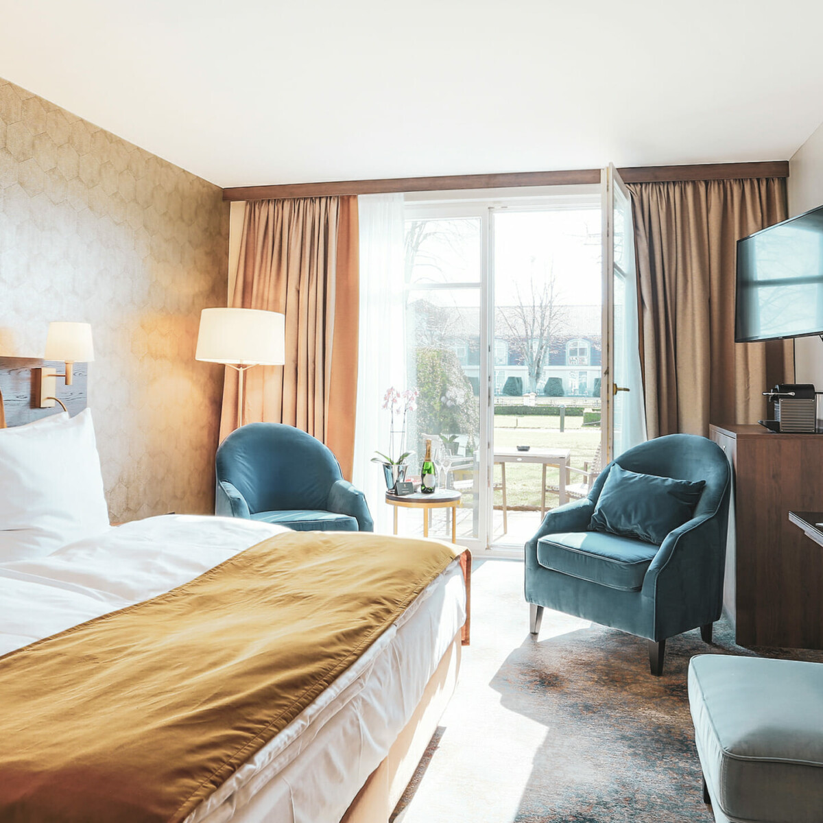 Bett und Terrasse im Deluxe Zimmer im Schlosshotel Fleesensee.