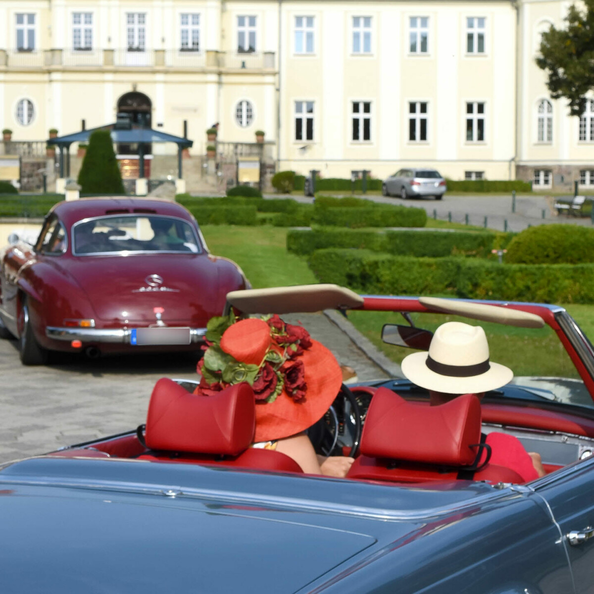 Anfahrt mit Oldtimer Autos ins Schloss Fleesensee.